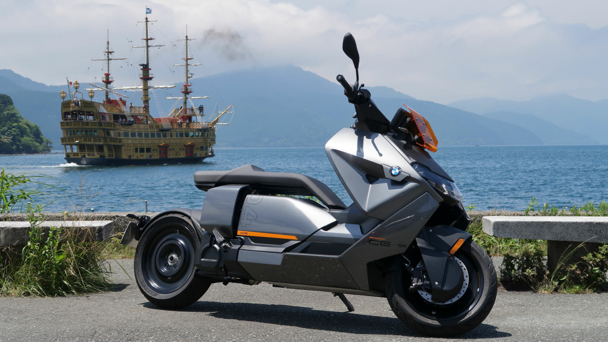 BMW CE 04 - 近未来を体現する革新的デザイン